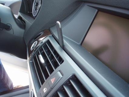 Interiör av BMW X5/X6 med kontroller och luftutlopp.