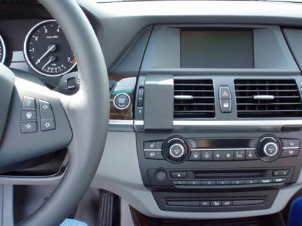 Interiör av en BMW X5/X6 med instrumentbräda och kontroller.