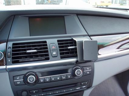 Interiör av BMW X5/X6 med infotainmentsystem och kontroller.