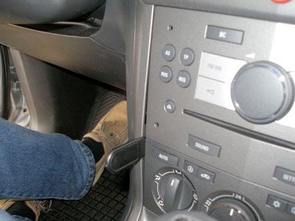Bilden visar en bilinteriör med fot och kontrollpanel.