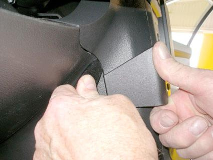 Installation av en del i Opel Antara interiören.