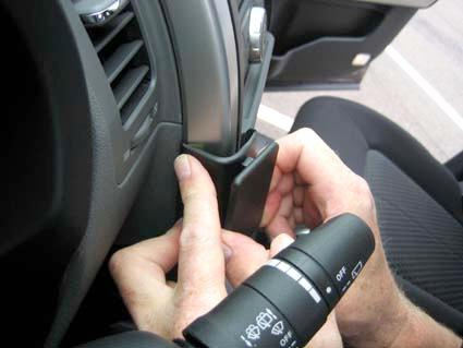 En person installerar en komponent i en Nissan X-Trail.