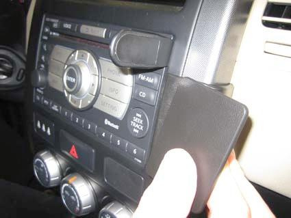 Navigationsskärm i Nissan X-Trail, kontroller och fack syns.