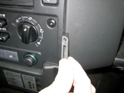 En hand som håller i en justeringsanordning för Land Rover Defender.