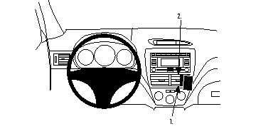 Instrumentbräda med ratt, stereo och knappar för kontroller.