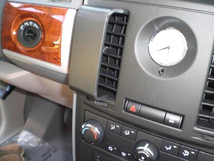 Inredning med luftventil, klocka och styrknappar i Chrysler Voyager 08-11.