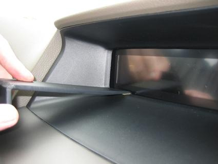 Verktyg används för att justera eller öppna en del i interiören på en Honda Accord 08-08.