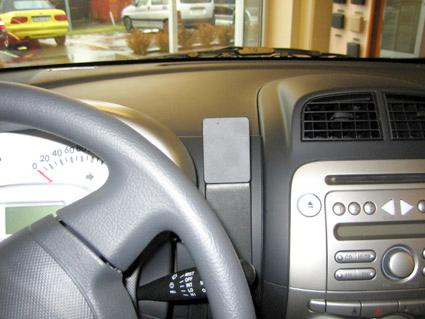 Monteringsbygel för bilinteriör, centrerad vid strömbrytare.