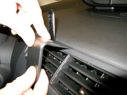 En hand som justerar en ventilationsgaller i en Citroen C4.