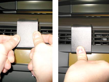 En hand som justerar en del på bilens luftventil.