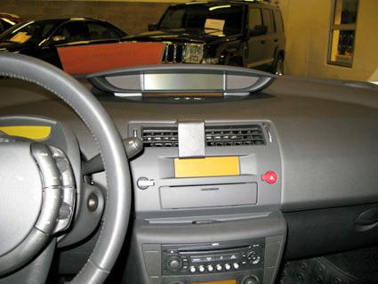 Interiör av Citroen C4 med mittkonsol och instrumentpanel.