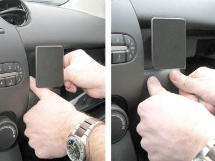 Fästning av en vinklad monteringsbygel i en bils interiör.