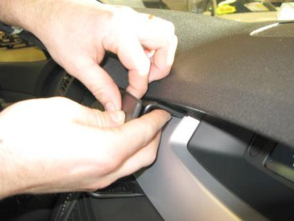 En person installerar komponenter på bilen Renault Laguna.