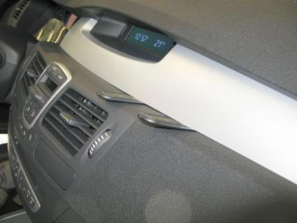 Instrumentpanel från en Renault Laguna, med klimatkontroll och digital display.