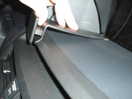 En hand håller i en svart plastdetalj för Honda Accord/Crosstour.