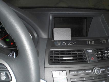 Instrumentbräda med kontrollpanelen i en Honda Accord Coupé.