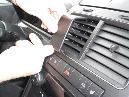 Montering av ProClip för Dodge Journey, centrering vid luftutlopp.