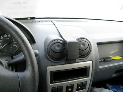 Inredning av en Dacia Logan 07-08 med ventilation och stereo.