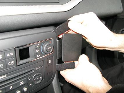 En person installerar en del i instrumentpanelen på en Citroen C5 III.