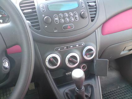 Bilinteriör med ratt, radio och ventilation. Hyundai i10 08-13.