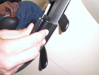 En hand justerar en del på insidan av en Hyundai Sonata 09-10.