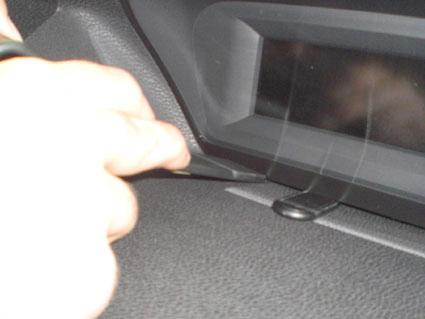 En hand använder ett verktyg för att justera något i ett Honda Accord 09-12.