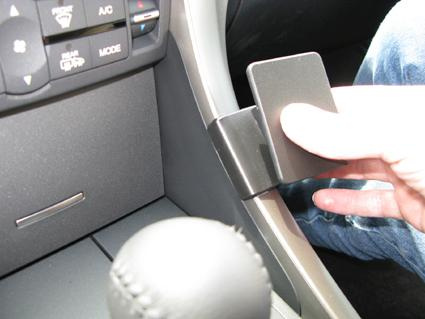 En hand som justerar en avkopplingsdel i en Honda Accord interiör.