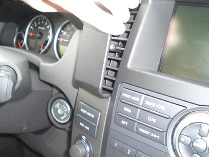 Instrumentbräda med luftventil och kontroller för multimedia.