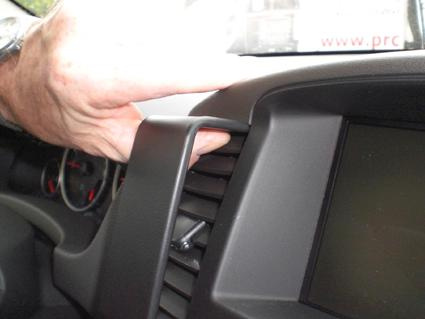 En hand justerar luftventilen i en Nissan Pathfinder.