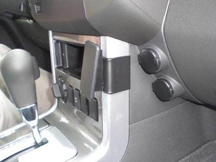 Sidan av ett bils interiör med växelspak och kontroller.