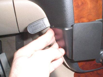 En hand interagerar med en del av interiören i en Chevrolet Avalanche.