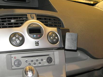 Instrumentbräda med kontroller och infotainmentsystem i Renault Kangoo.