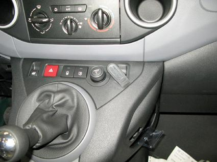 Interiör av Citroen Berlingo med växelspak och kontrollpanel.