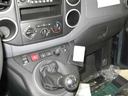 Bild på kontrollpanel och växelspak i en Citroen Berlingo Family 08-15.