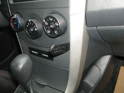 Kontrollpanel med klimatanläggning och växellådsreglage.