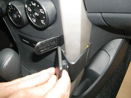 Vinklad bild som visar en del av interiören i en Toyota Corolla 08-11.