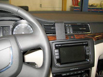 Interiör av Skoda Superb med instrumentbräda och infotainmentsystem.