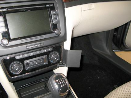 Bilinteriör med mittkonsol, stereo och växelspak.