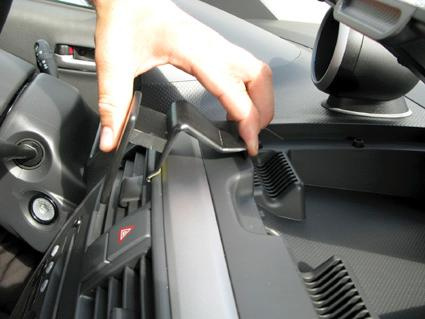 Installation av ProClip monteringsbygel i en bilinteriör.