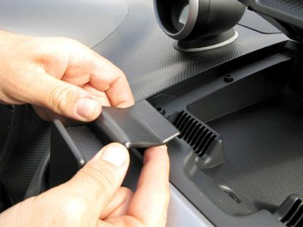 Monteringsbygel för Opel Agila och Suzuki Splash i en bilinteriör.