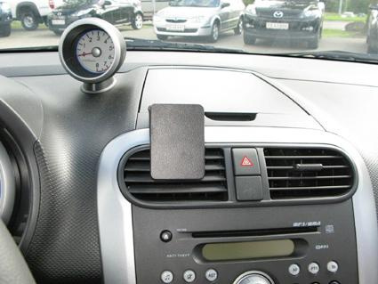 Monteringsbygel för bil, placerad vid luftutblås och instrumentpanel.