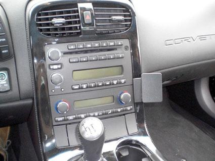 En bilinteriör med navigationssystem och en monteringsbygel.