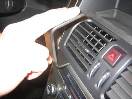 En hand pekar på luftventilen i en Volvo XC60.