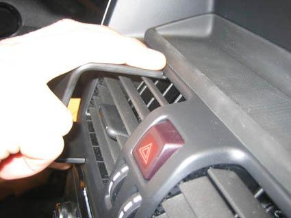 Verktyg för att justera eller ta bort en del av instrumentpanelen i Volvo XC60.