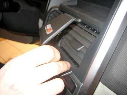 En hand justerar en ventil i en Volvo XC60 interiör.