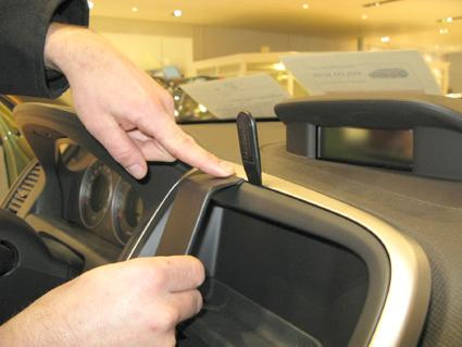 En hand som justerar en del av instrumentpanelen på Volvo XC60.