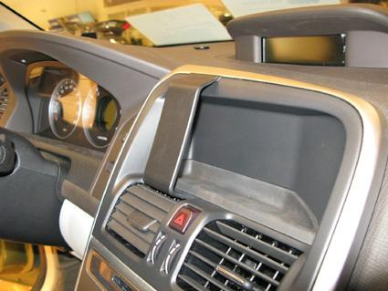 Centrerad instrumentpanel med skärm och kontroller för Volvo XC60 09-13.