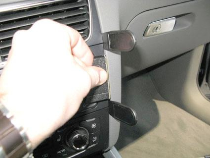 En hand justerar en knapp eller reglage på Audi Q5:s interiör.