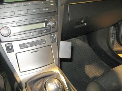 Bilinteriör med mittkonsol, kontroller och växelspak för Toyota Avensis 09-15.