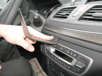 Hand som justerar reglage på instrumentpanelen i en Renault Mégane.